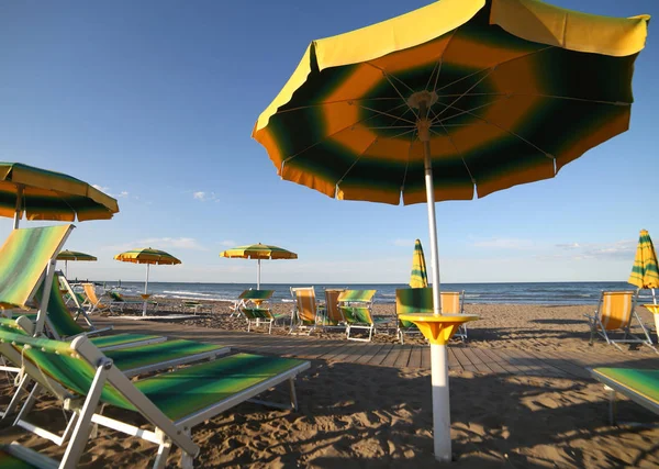 Nyáron strand holi során alulról fényképezett napernyő — Stock Fotó