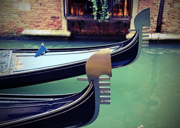 Venise en Italie et l'arc des deux gondoles sur la voie navigable — Photo