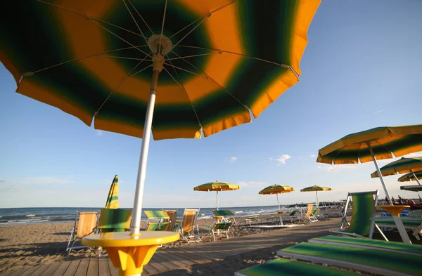 Paraply på stranden fotad underifrån under sommaren — Stockfoto