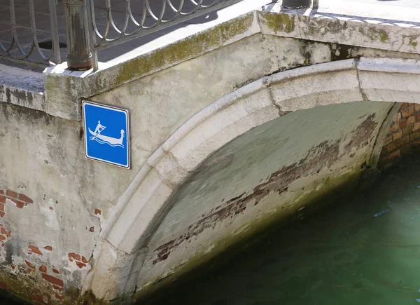 Mycket karakteristiska vägmärke av ön Venedig i Italien — Stockfoto