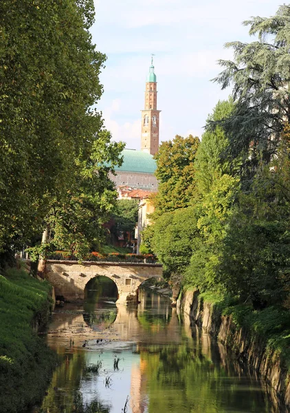 Vicenza italien mit dem Fluss retrone und der alten Brücke — Stockfoto