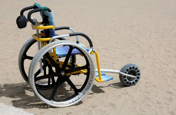 Kum üzerine hareket edebilmek için tekerlekli sandalye — Stok fotoğraf
