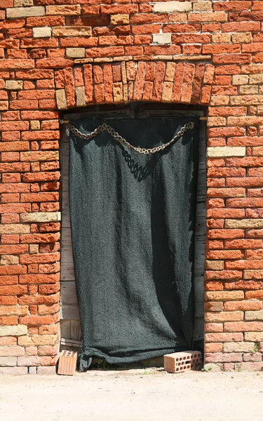 Wand mit einer alten Tür und einem Vorhang — Stockfoto