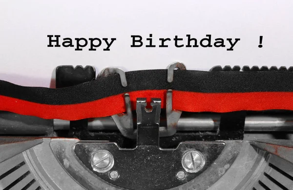 Feliz aniversário escrito por máquina de escrever — Fotografia de Stock