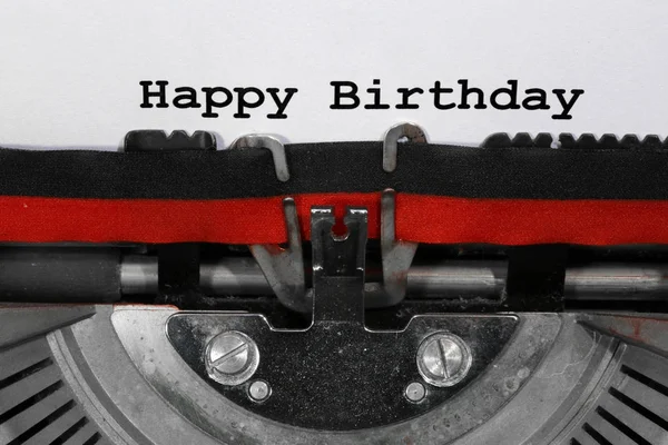 Texto Feliz Aniversário escrito com a velha máquina de escrever — Fotografia de Stock
