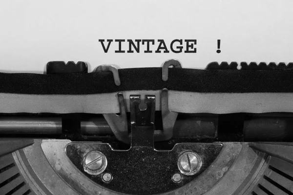 ВИНТАЖ, написанный старой пишущей машинкой — стоковое фото