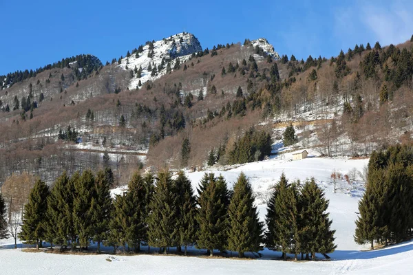 Βουνά με λευκό χιόνι το χειμώνα και την κορυφή που ονομάζεται Spitz στην — Φωτογραφία Αρχείου
