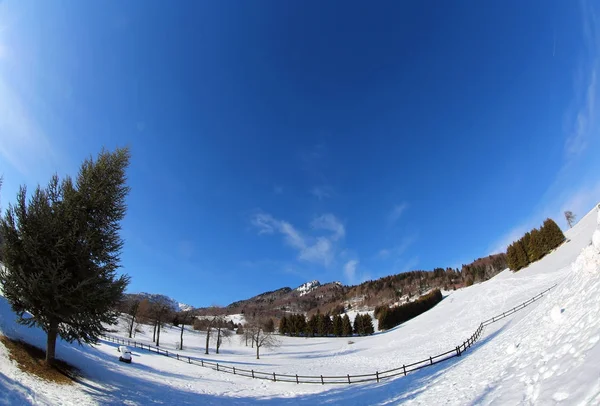 Panorama hor s širokým rybí oko objektiv a bílý sníh — Stock fotografie
