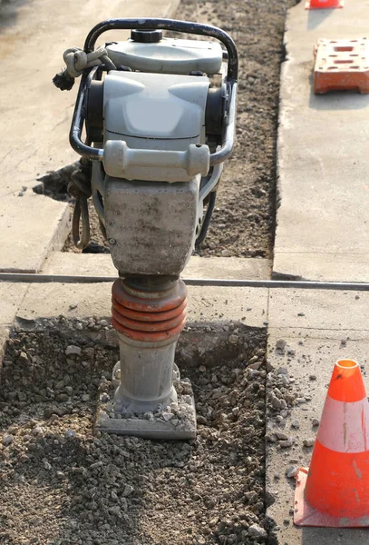 Compactador para obras de carretera llamado GRAN FROG por los trabajadores —  Fotos de Stock