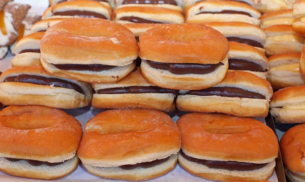 Välsmakande donut fyllda med choklad i ett konditori — Stockfoto