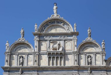 Venedik İtalya'da kanatlı aslan ile bina cephe
