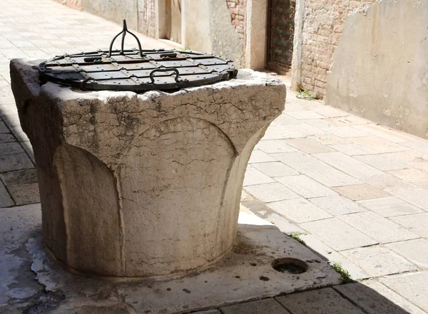 Древний камень для сбора дождевой воды — стоковое фото