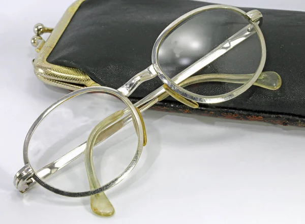 Eski moda vintage gümüş gözlük ve deri çanta — Stok fotoğraf