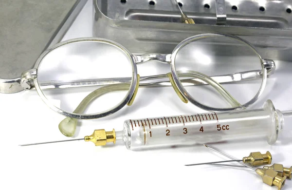 Óculos de estilo vintage à moda antiga de um médico e da seringa — Fotografia de Stock