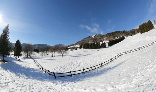 Montañas panorámicas con lente ojo de pez ancho y nieve — Foto de Stock