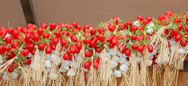 Rote Tomaten und Knoblauch hängen zum Verkauf — Stockfoto