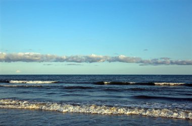 Açık bir gökyüzü ile İtalya berrak denizi