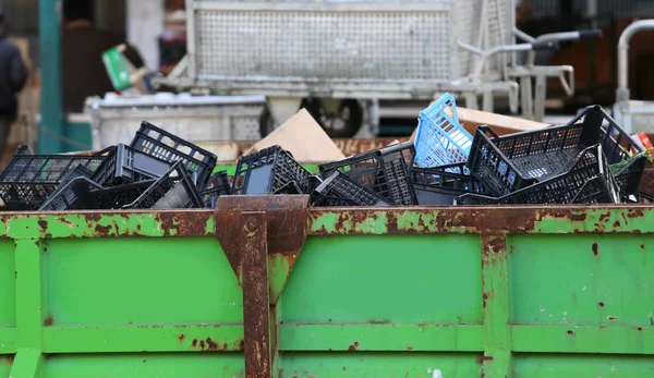 Contenedor lleno de bolsas de basura — Foto de Stock