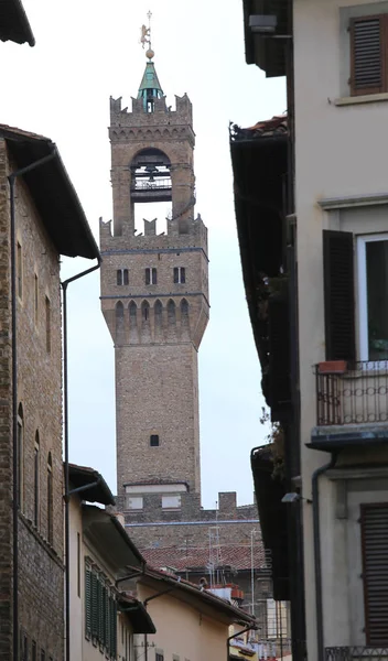佛罗伦萨意大利城市的场面与老宫殿的高塔 — 图库照片
