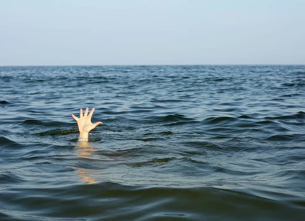 Mano de la persona busca ayuda mientras se está ahogando — Foto de Stock