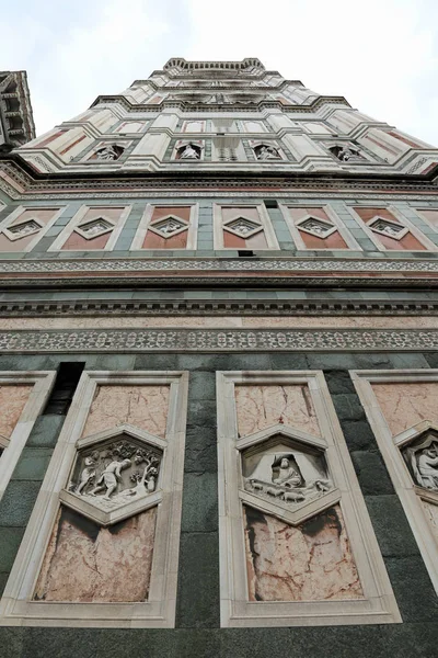 Флоренция Италия вид снизу на колокольню Католической церкви — стоковое фото
