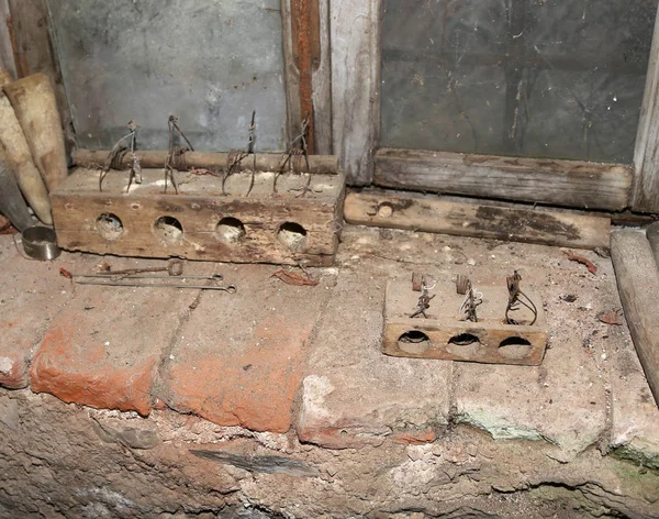 Gamla mousetrap i en låg mur — Stockfoto