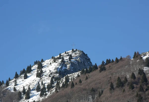 Panorama bergen met witte sneeuw in de winter — Stockfoto