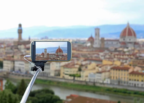 Shooting photos with smart phone and selfie stick of panoramc vi — Stock Photo, Image