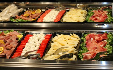 üzerinde çeşitli yemekler düzenlenmiş çeşitli mezeler