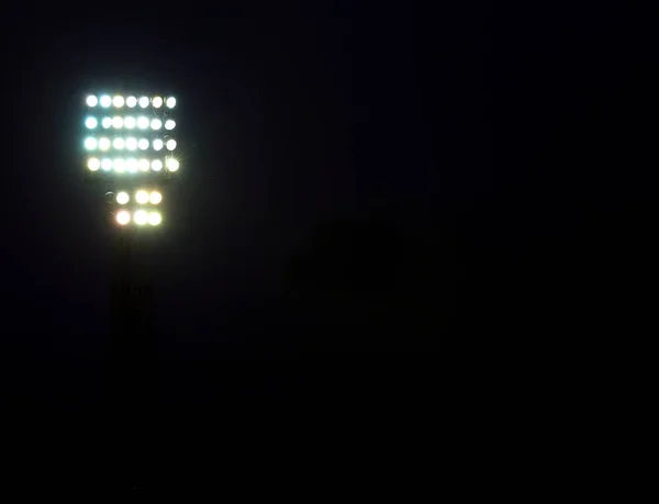 Faróis iluminados em um estádio — Fotografia de Stock