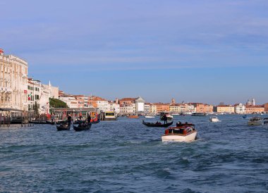 Venice, İtalya - 31 Aralık 2015: birçok tekne ve gondollar ile 