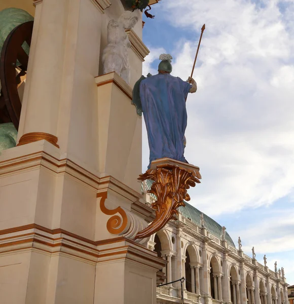 Vicenza, Vi, Itálie - 19. září 2015: Starobylé dřevěné Monument — Stock fotografie