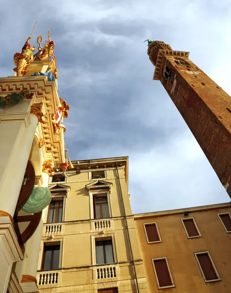 Vicenza, VI, Italia - 19 de septiembre de 2015: Antiguo Monumento a la Madera — Foto de Stock