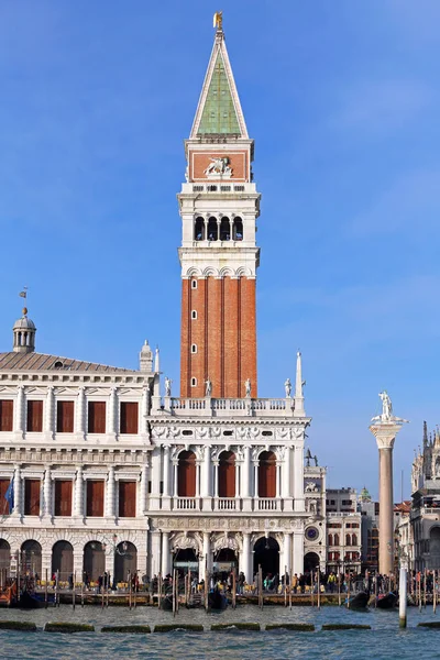 Venecia, Italia - 31 de diciembre de 2015: campanario de San Marcos — Foto de Stock
