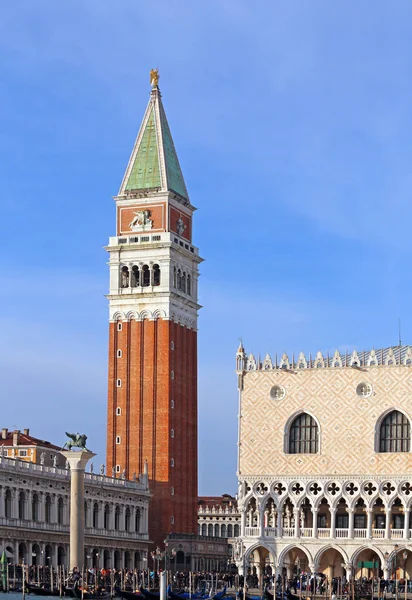 Veneza, Itália - 31 de dezembro de 2015: torre sineira de São Marcos e — Fotografia de Stock