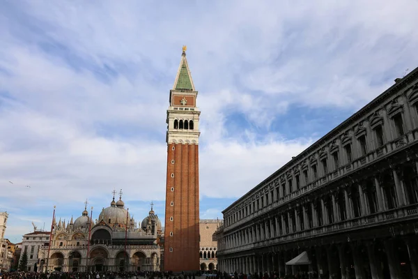 Venecia, Italia - 31 de diciembre de 2015: Alto campanario de San Marcos —  Fotos de Stock