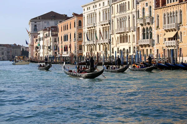 Veneza, Itália - 31 de dezembro de 2015: muitos palácios antigos e gond — Fotografia de Stock