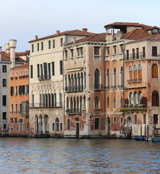 Venecia, Italia - 31 de diciembre de 2015: Palacios cerca de la vía acuática ca — Foto de Stock
