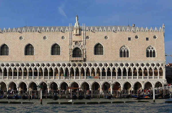 Venice, Italië - 31 December 2015: Ducal paleis uit de zee — Stockfoto