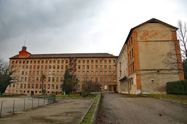 Schio, VI, Italia - 6 de marzo de 2016: Antigua fábrica de la firma llamada — Foto de Stock