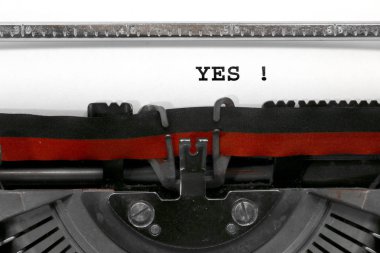 Evet eski bir daktilo ile yazılmış