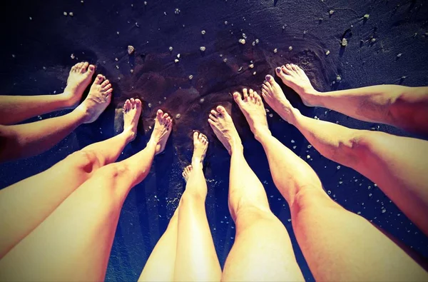 Blote voeten van de gelukkige familie van vijf personen met vader moeder een — Stockfoto