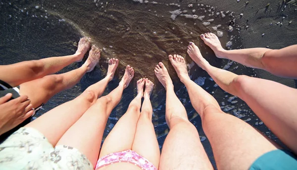 Pieds nus de la famille avec trois enfants sur la plage de la mer à — Photo