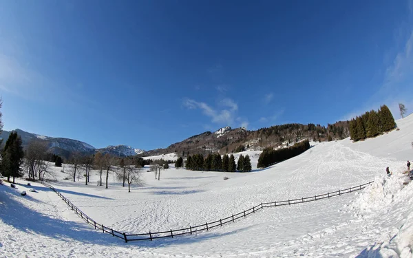 ワイド アングル レンズと雪のパノラマ山 — ストック写真