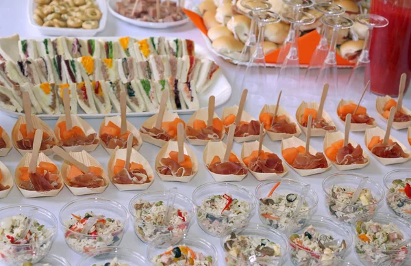 Arroz e presunto com melão e muitas sanduíches durante o casamento r — Fotografia de Stock