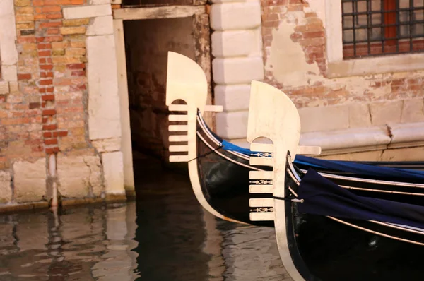 Venezia in Italia e la prua delle due gondole — Foto Stock