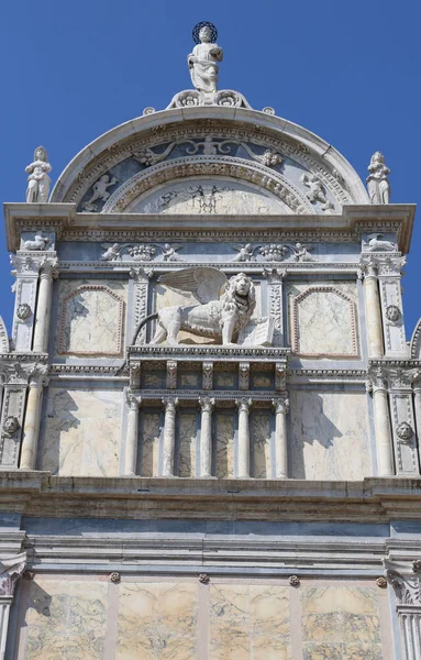 Venetsian muinaisen rakennuksen siivekäs leijona nimeltään Scuola Gran — kuvapankkivalokuva
