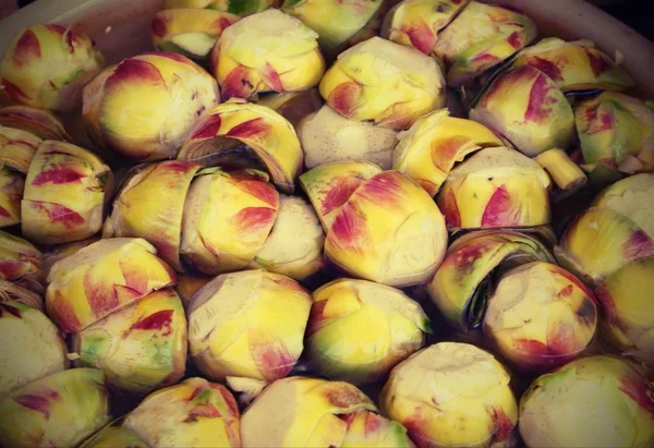 Fundos limpos de alcachofras preparadas pelo cozinheiro — Fotografia de Stock