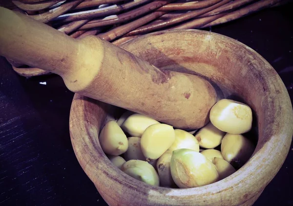 Σκελίδες σκόρδο για την προετοιμασία του Pesto alla Genovese — Φωτογραφία Αρχείου
