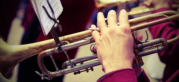 트럼펫 빈티지 배우게 된 브라 스 밴드에서 그의 트럼펫 연주 — 스톡 사진